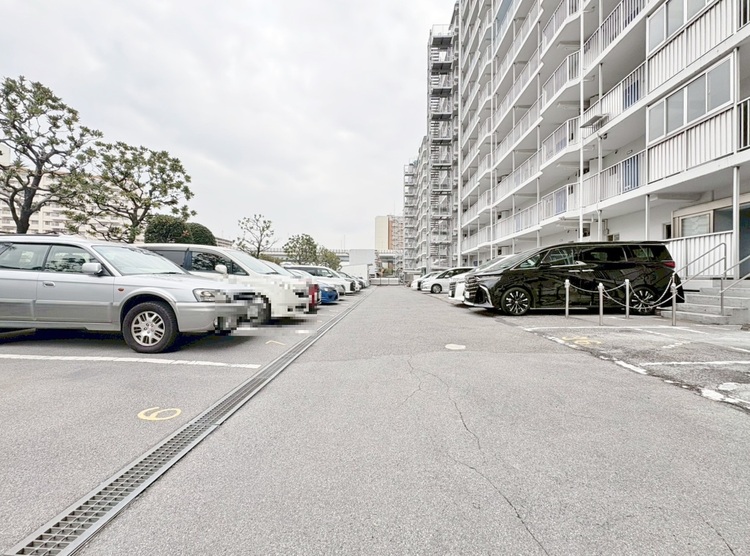 駐車場 本物件の駐車スペースです。車種制限のある場合もございますので、お気軽にお問い合わせくださいませ。