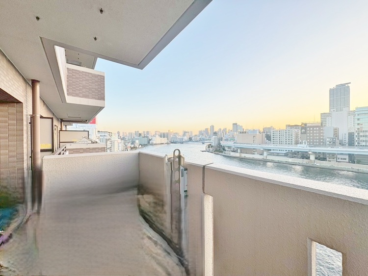 バルコニー 暮らしの中で、光と風を演出してくれるバルコニー。