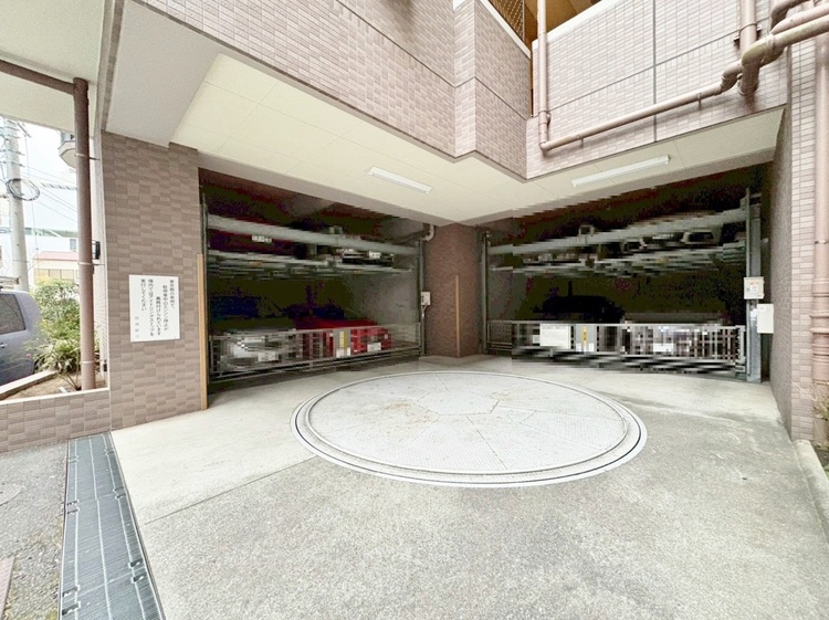 駐車場 本物件の駐車スペースです。車種制限のある場合もございますので、お気軽にお問い合わせくださいませ。