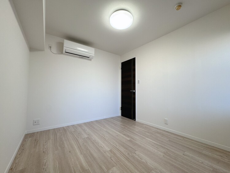 寝室 ベッドも十分に設置するスペースがあります。