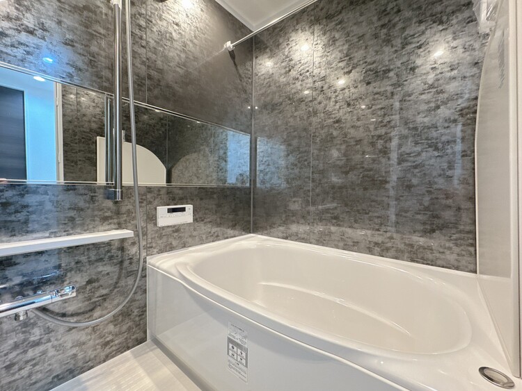 風呂 一日の疲れを癒すバスルームは、心地よいリラックスを叶える清潔感溢れる空間です。