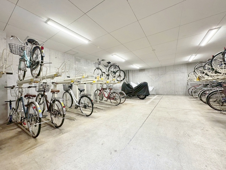 設備 きちんと整備された駐輪場。住む方の心遣いが感じられます。