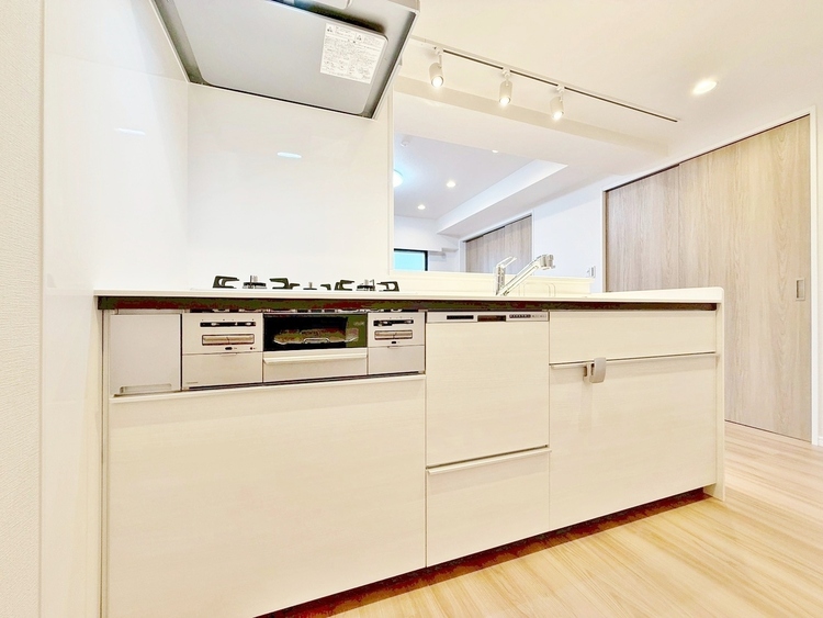 キッチン スマートな意匠と充実の機能を備えたキッチンが、暮らしにおいしい彩りを添えます。