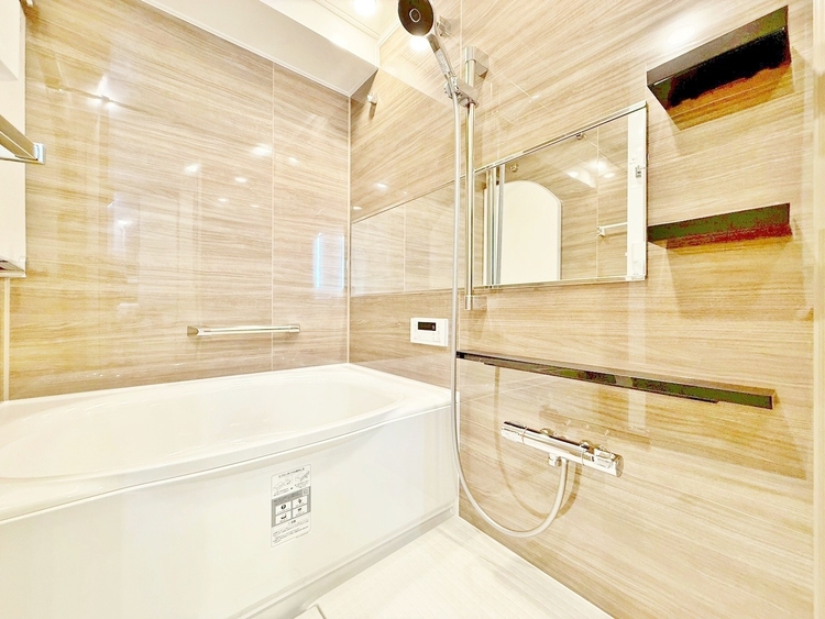 風呂 一日の疲れを癒すバスルームは、心地よいリラックスを叶える清潔感溢れる空間です。