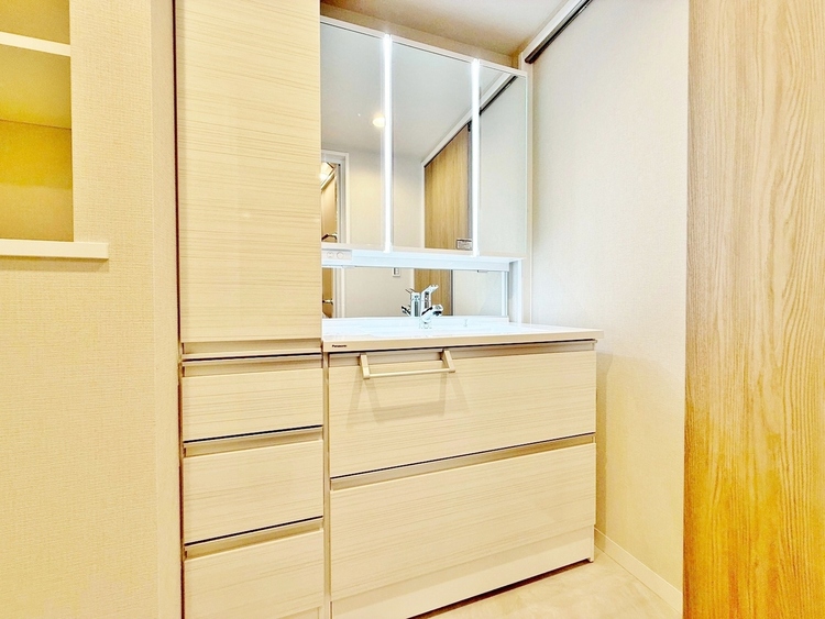 洗面 何かと物が増える場所だからこそ、スッキリと見映えの良い空間に。