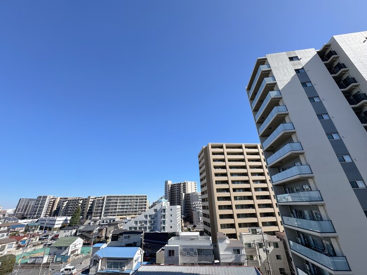 バルコニー 窓を開けると広がる青空。心をリフレッシュして日々を過ごしていきましょう。