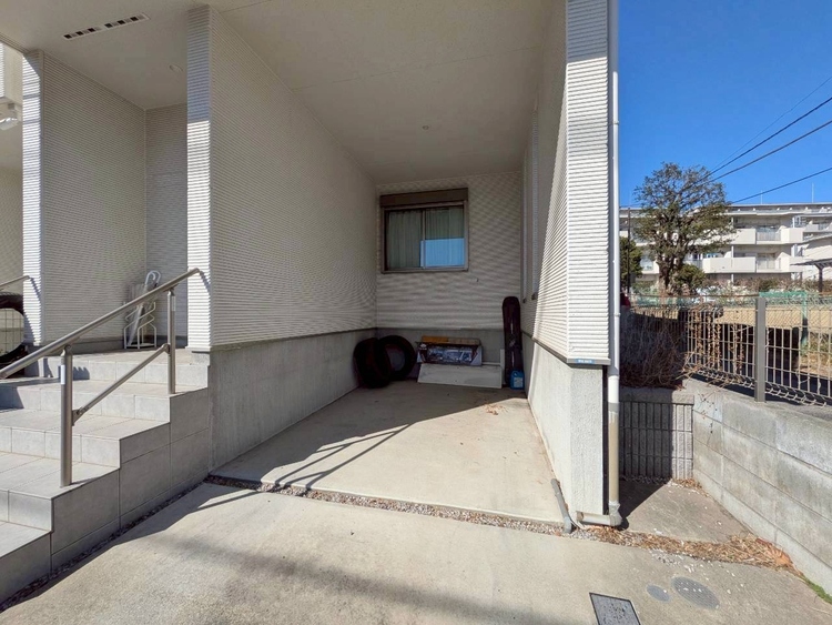 駐車場 本物件の駐車スペースです。車種制限のある場合もございますので、お気軽にお問い合わせくださいませ。