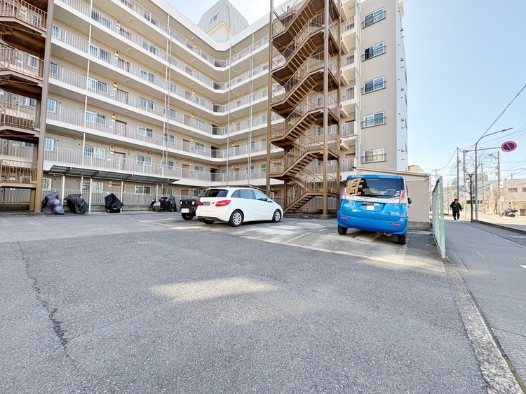 駐車場 本物件の駐車スペースです。車種制限のある場合もございますので、お気軽にお問い合わせくださいませ。