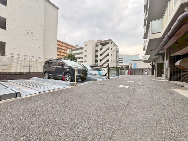 駐車場 本物件の駐車スペースです。車種制限のある場合もございますので、お気軽にお問い合わせくださいませ。