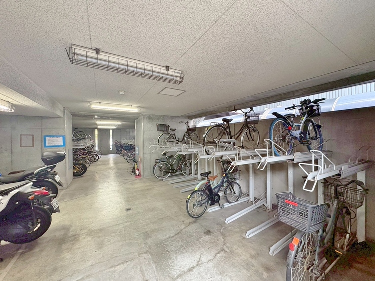設備 きちんと整備された駐輪場。住む方の心遣いが感じられます。