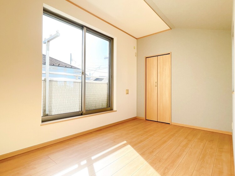 寝室 ベッドも十分に設置するスペースがあります。