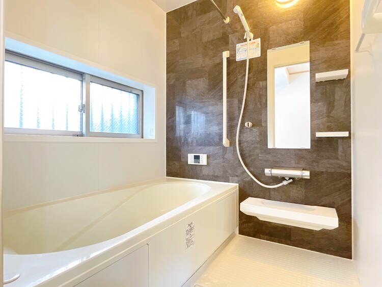 風呂 一日の疲れを癒すバスルームは、心地よいリラックスを叶える清潔感溢れる空間です。