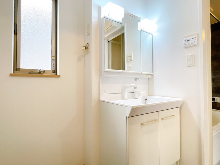 洗面 何かと物が増える場所だからこそ、スッキリと見映えの良い空間に。