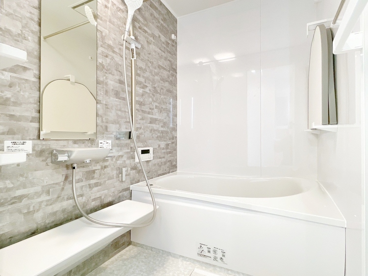 風呂 一日の疲れを癒すバスルームは、心地よいリラックスを叶える清潔感溢れる空間です。