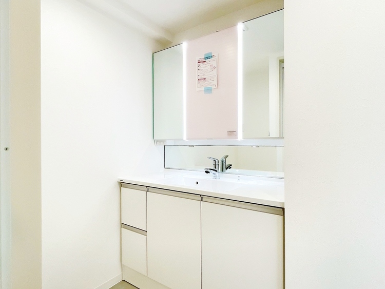 洗面 何かと物が増える場所だからこそ、スッキリと見映えの良い空間に。