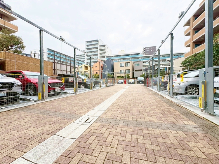 駐車場 本物件の駐車スペースです。車種制限のある場合もございますので、お気軽にお問い合わせくださいませ。