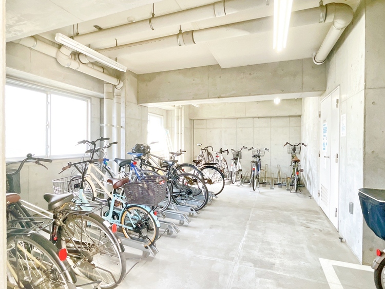 設備 きちんと整備された駐輪場。住む方の心遣いが感じられます。