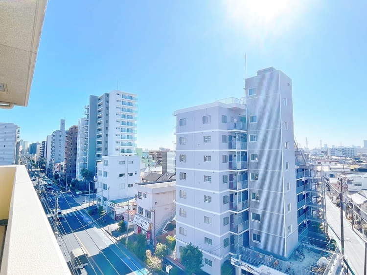 バルコニー 窓を開けると広がる青空。心をリフレッシュして日々を過ごしていきましょう。