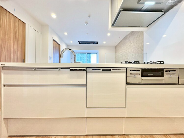 キッチン スマートな意匠と充実の機能を備えたキッチンが、暮らしにおいしい彩りを添えます。