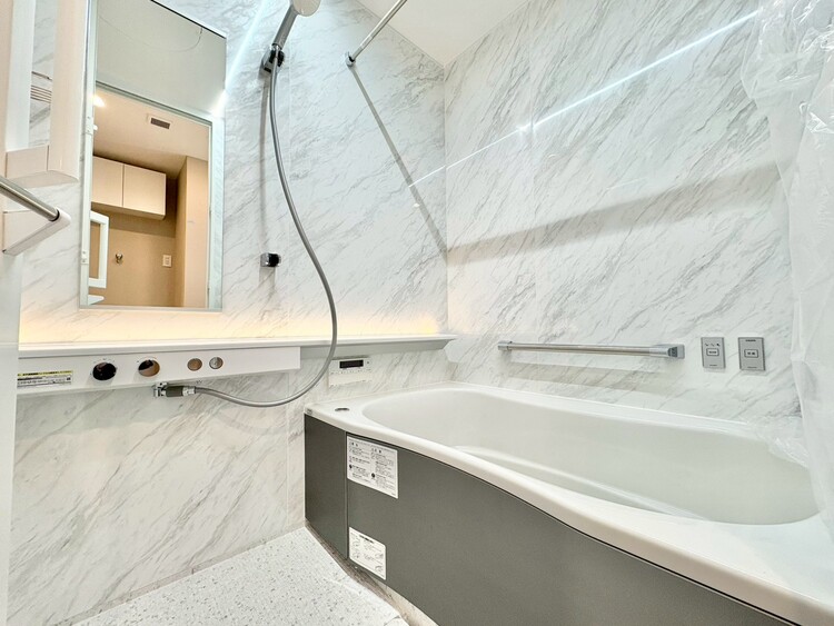 風呂 一日の疲れを癒すバスルームは、心地よいリラックスを叶える清潔感溢れる空間です。