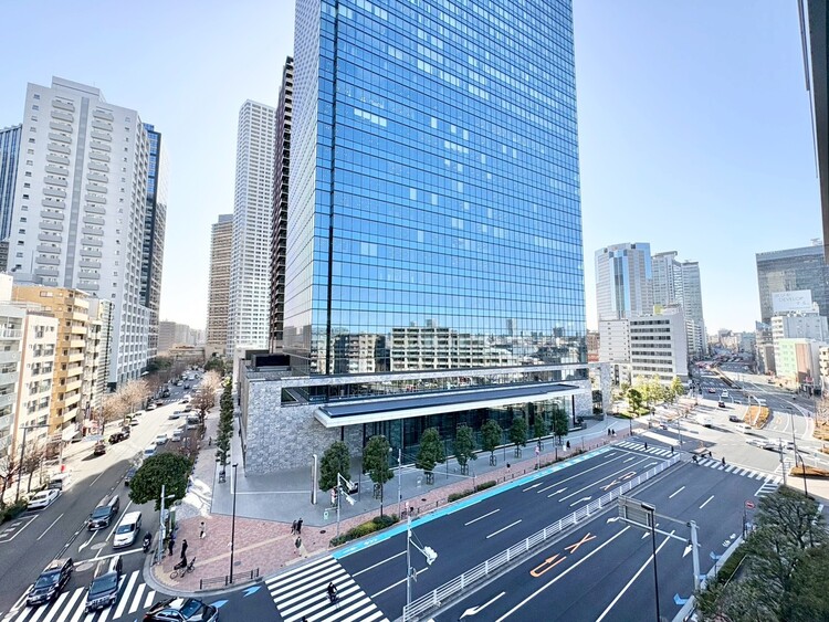 バルコニー 窓を開けると広がる青空。心をリフレッシュして日々を過ごしていきましょう。