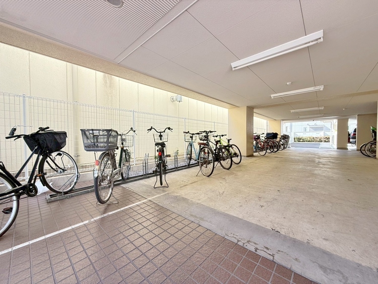 設備 整理整頓された駐輪場で、管理体制の良好さがうかがえます。