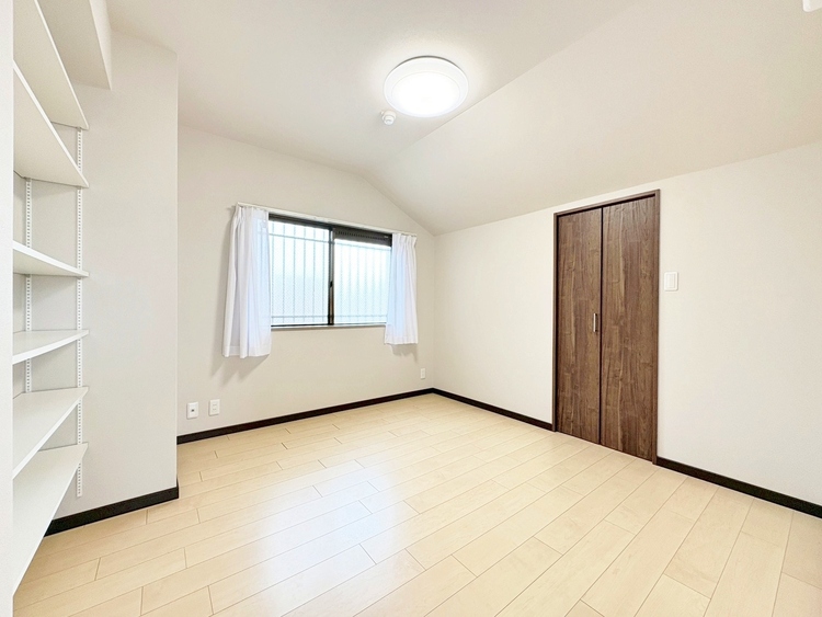 寝室 ベッドも十分に設置するスペースがあります。