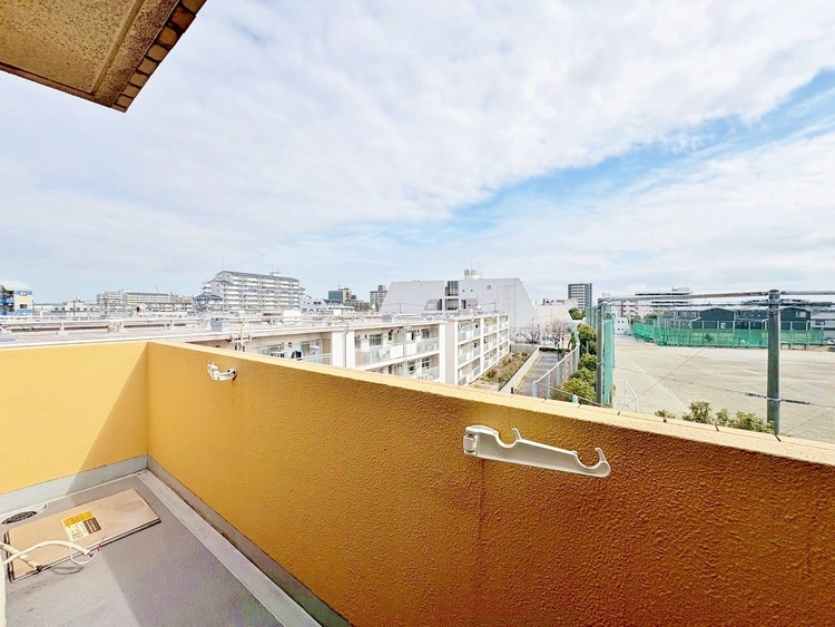 バルコニー 暮らしの中で、光と風を演出してくれるバルコニー。