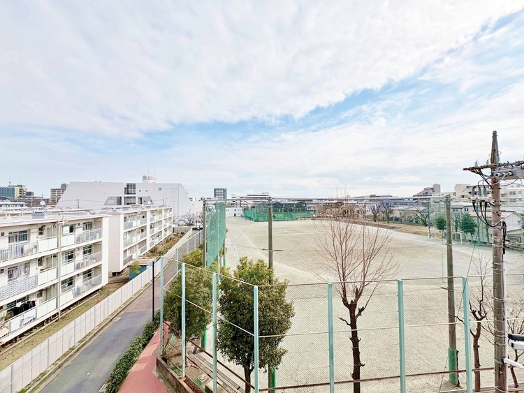 バルコニー 窓を開けると広がる青空。心をリフレッシュして日々を過ごしていきましょう。