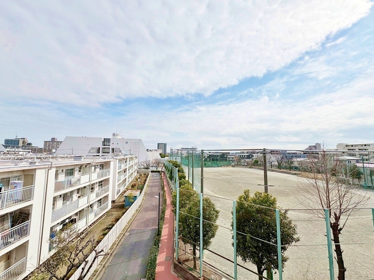 バルコニー 頬をなでる、優しい風を感じることが出来ます。