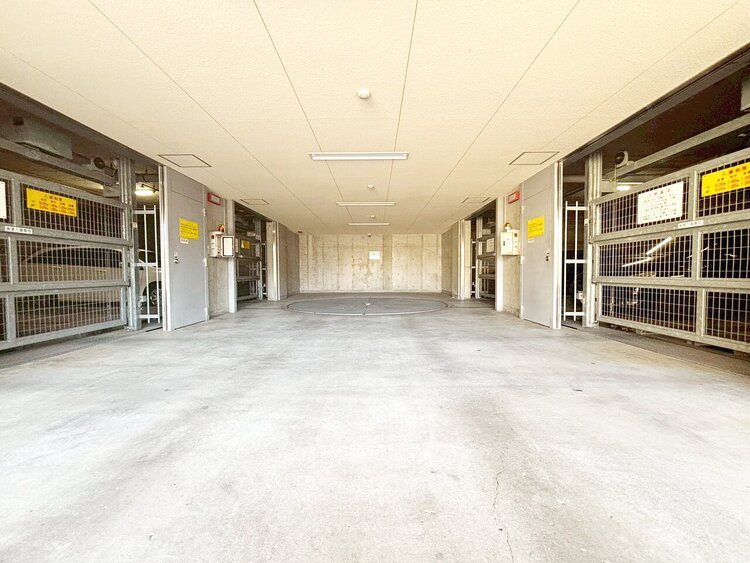 駐車場 本物件の駐車スペースです。車種制限のある場合もございますので、お気軽にお問い合わせくださいませ。