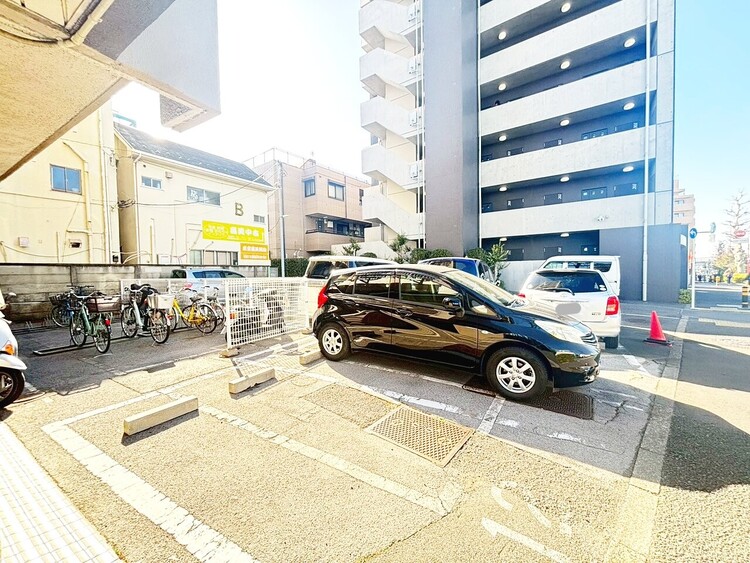 駐車場 本物件の駐車スペースです。車種制限のある場合もございますので、お気軽にお問い合わせくださいませ。