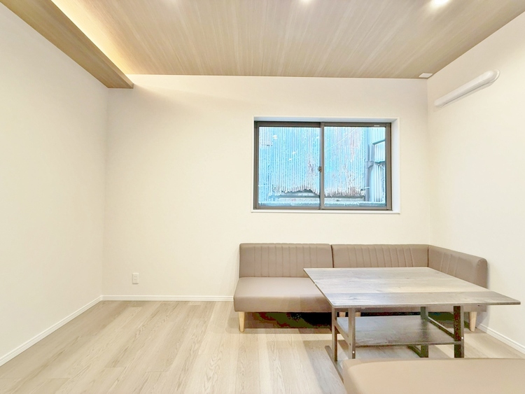 居間 居心地の良い空気感は、暮らしのステージを彩り、心からのやすらぎと満足感を与えてくれます。