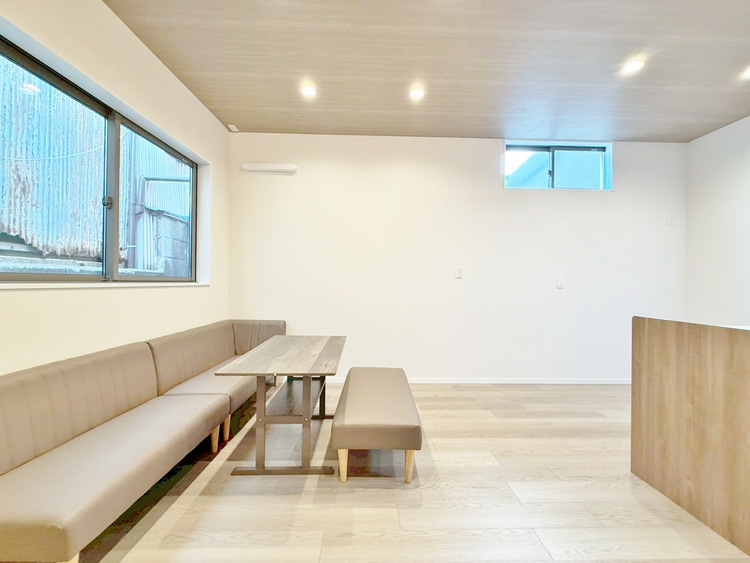 居間 飾り過ぎないシンプルな内装と偏り過ぎないデザインで統一しました。