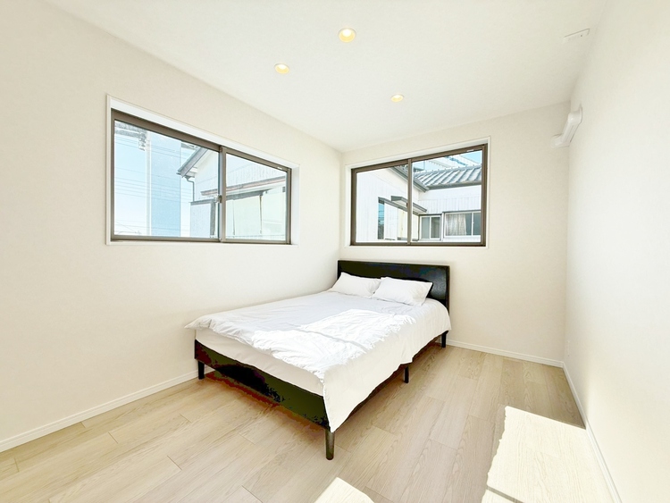 寝室 ベッドも十分に設置するスペースがあります。