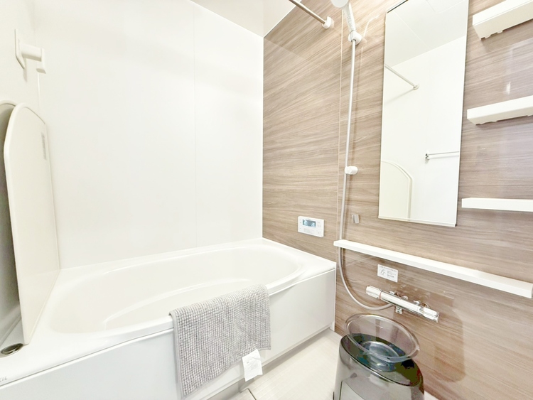 風呂 一日の疲れを癒すバスルームは、心地よいリラックスを叶える清潔感溢れる空間です。