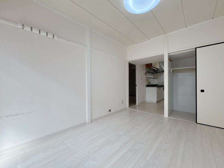 居間 忙しく過ぎゆく日常を置き去るほど、ゆったりした時間が流れるリビング。