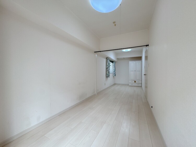 居間 ゆとりを感じさせる広さの主寝室は、心身を静かに満たすシックな趣き。