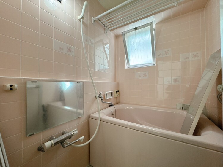 風呂 一日の疲れを癒すバスルームは、心地よいリラックスを叶える清潔感溢れる空間です。