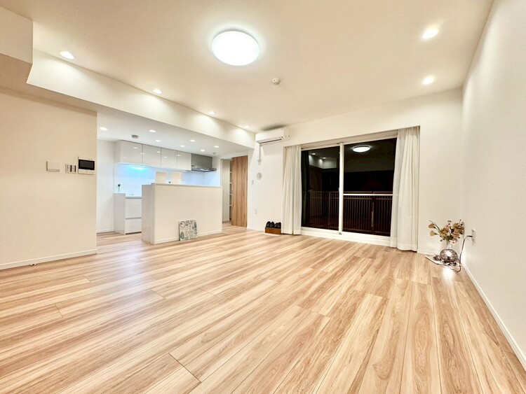 居間 飾り過ぎないシンプルな内装と偏り過ぎないデザインで統一しました。