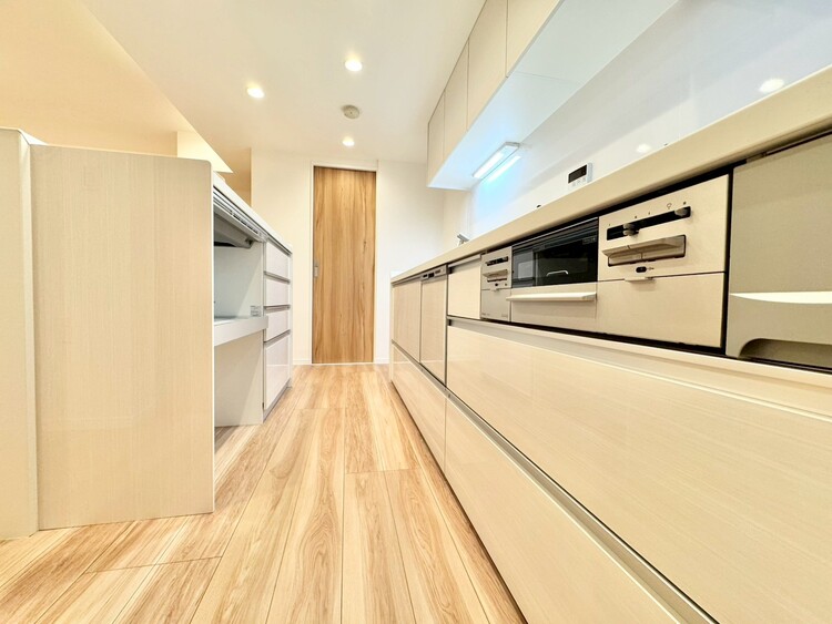 キッチン スマートな意匠と充実の機能を備えたキッチンが、暮らしにおいしい彩りを添えます。