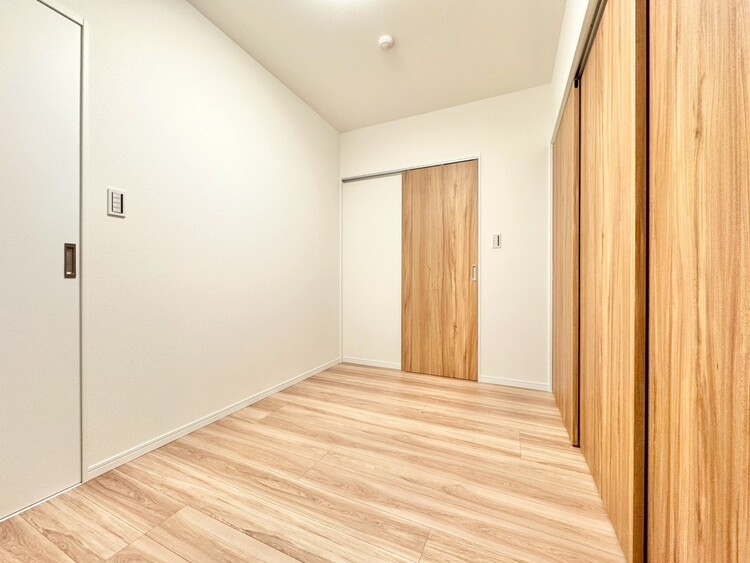 寝室 ベッドも十分に設置するスペースがあります。