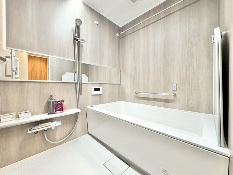 風呂 一日の疲れを癒すバスルームは、心地よいリラックスを叶える清潔感溢れる空間です。