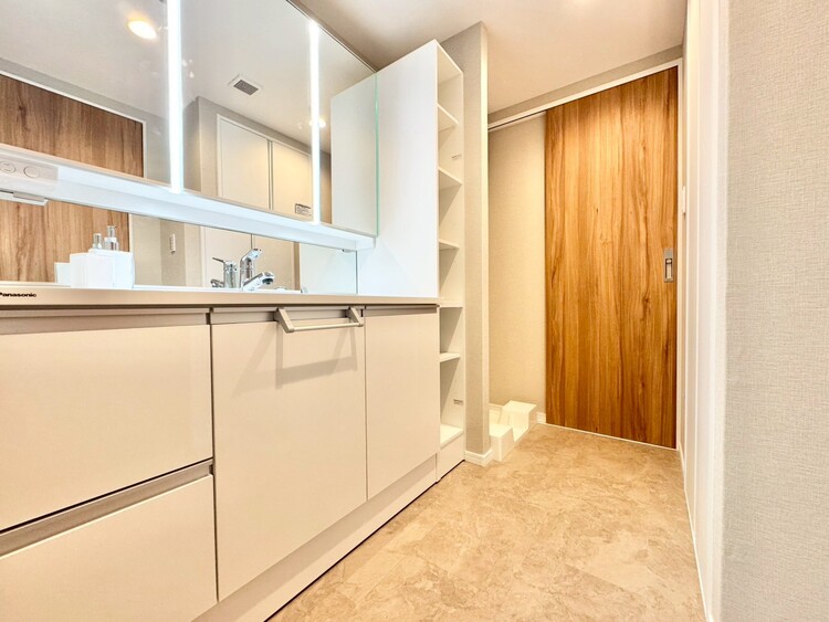 洗面 清潔感と心地よさを重視した、上質感漂うパウダールーム。