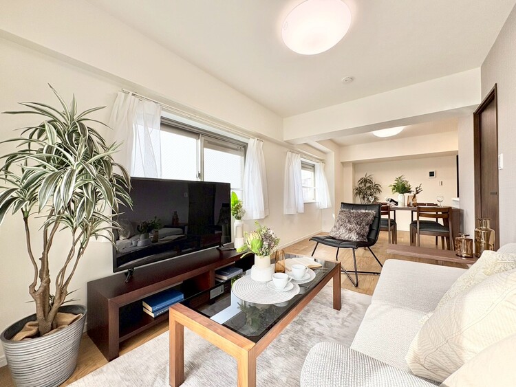 居間 忙しく過ぎゆく日常を置き去るほど、ゆったりした時間が流れるリビング。