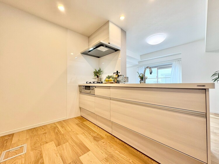 キッチン スマートな意匠と充実の機能を備えたキッチンが、暮らしにおいしい彩りを添えます。