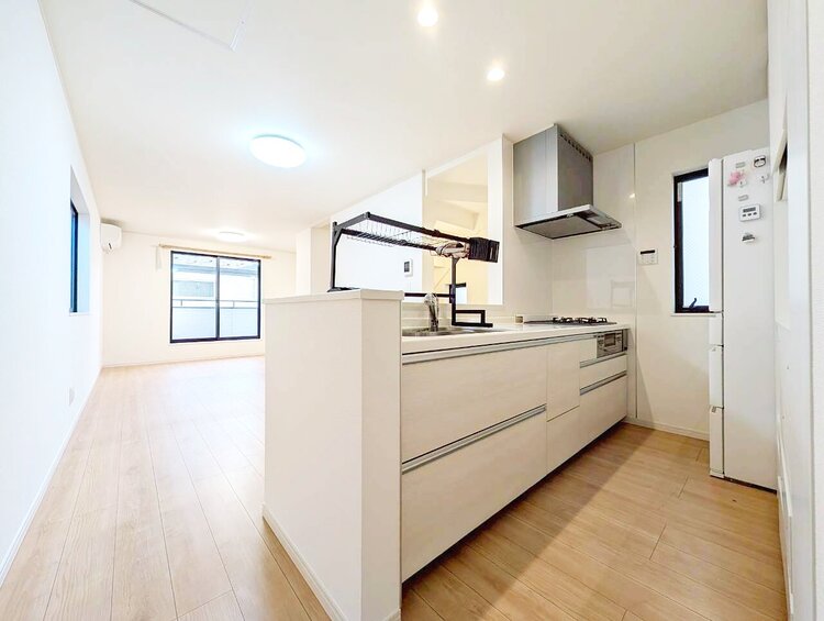 キッチン スマートな意匠と充実の機能を備えたキッチンが、暮らしにおいしい彩りを添えます。