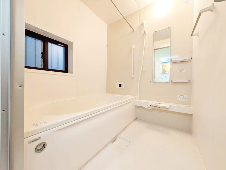 風呂 一日の疲れを癒すバスルームは、心地よいリラックスを叶える清潔感溢れる空間です。