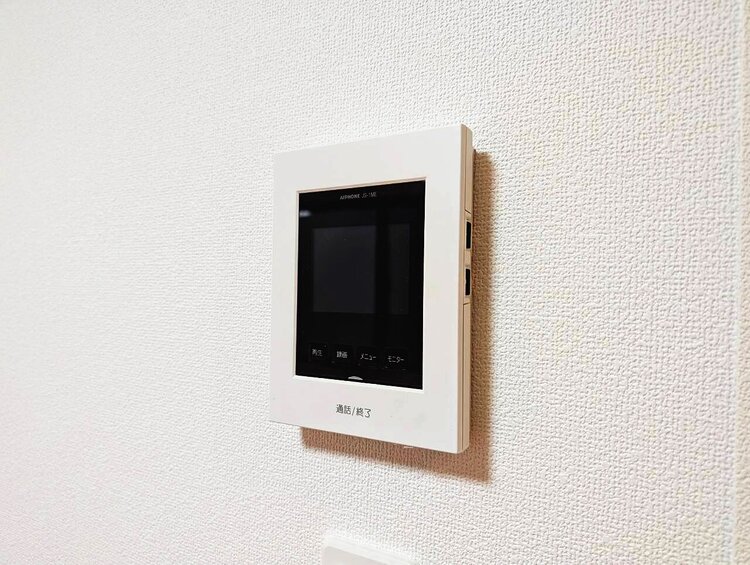 設備 来訪者と通話ができ、モニターで姿が確かめられるインターホンを採用。暮らしの安心感を一層高めます。
