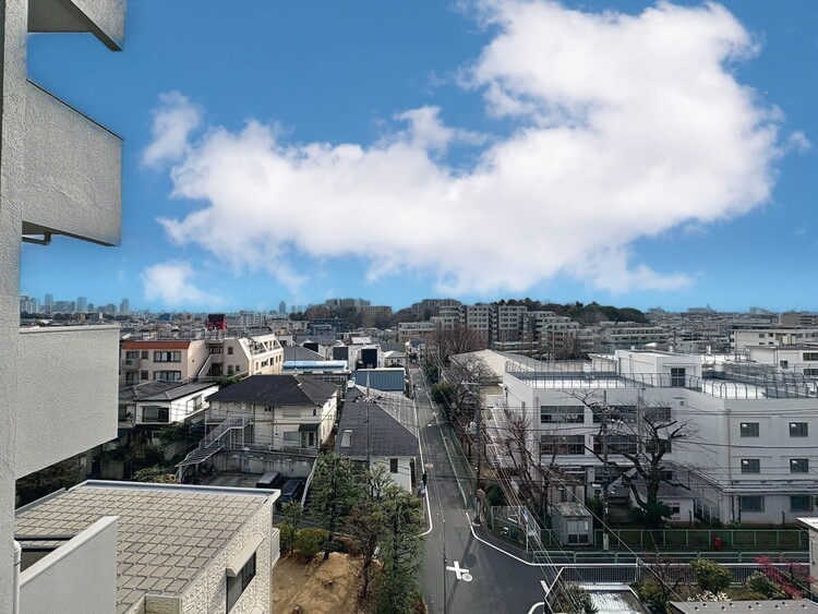 エントランス 窓を開けると広がる青空。心をリフレッシュして日々を過ごしていきましょう。